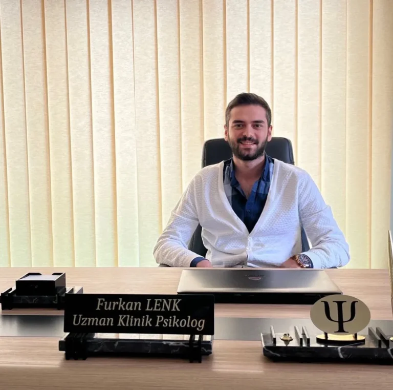 Gülümseyen Yüzlerin Ardındaki Gerçek: “İyiyim” Diyenlerin Sessiz Çığlığı