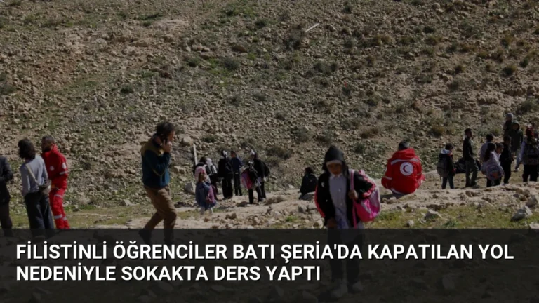 Filistinli Öğrenciler Batı Şeria’da Kapatılan Yol Nedeniyle Sokakta Ders Yaptı