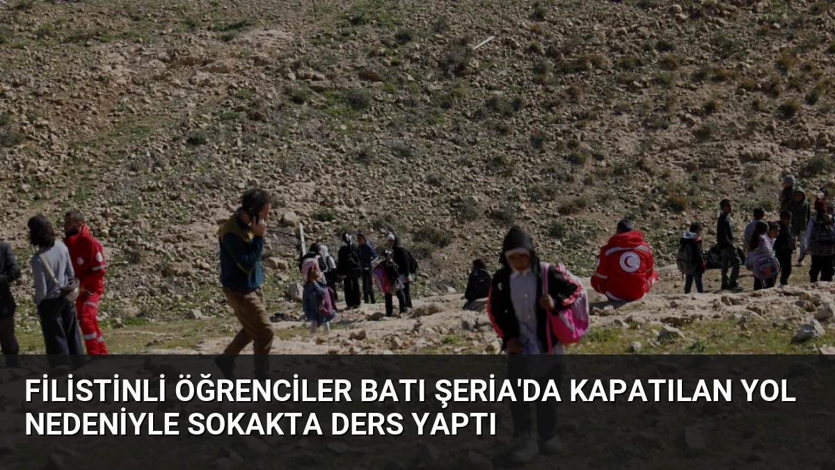Filistinli Öğrenciler Batı Şeria’da Kapatılan Yol Nedeniyle Sokakta Ders Yaptı